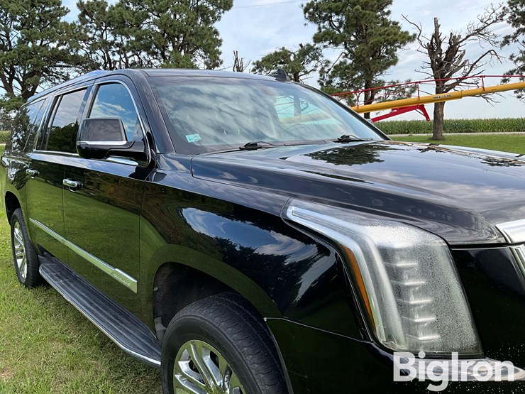 2015-cadillac-escalade-esv-image-10
