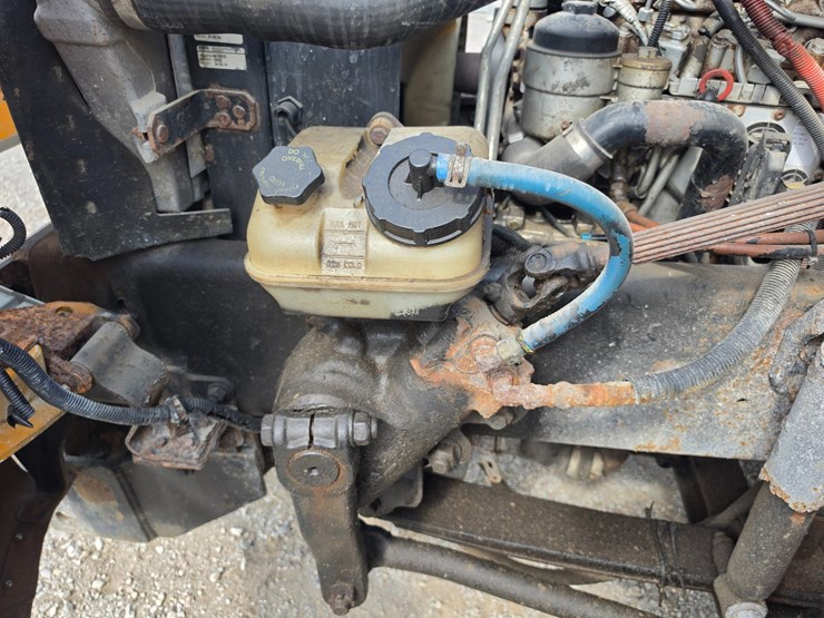 2005-freightliner-m2-106-image-44