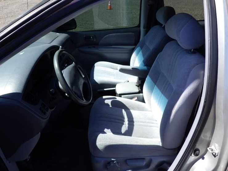 2002-toyota-sienna-image-19