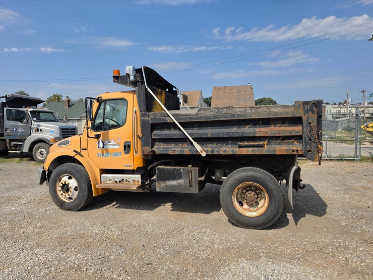 2005-freightliner-m2-106-image-5