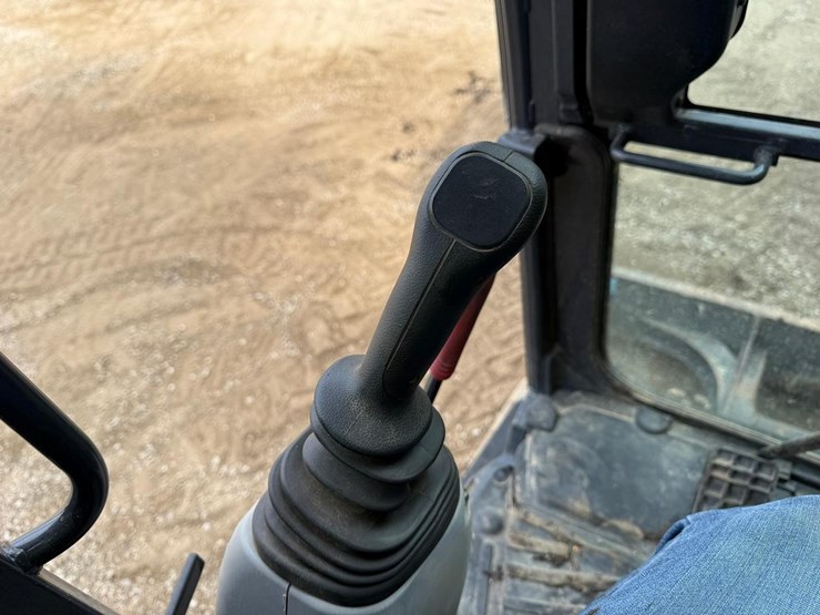 2015-deere-35g-image-26