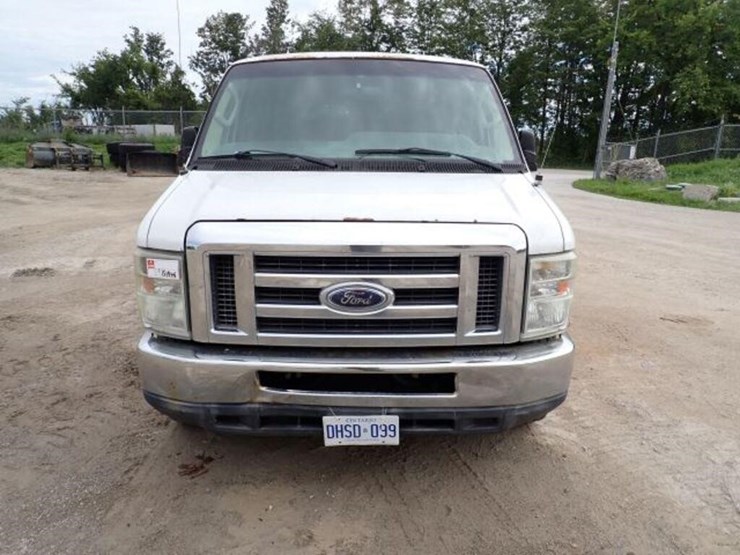 2010-ford-e350-xlt-image-2