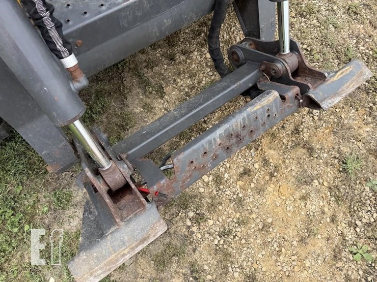 new-holland-l220-image-8