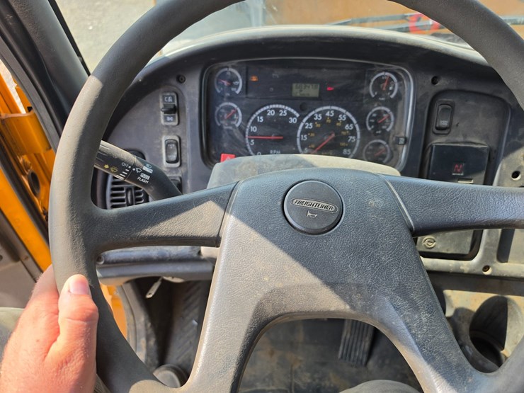 2005-freightliner-m2-106-image-78
