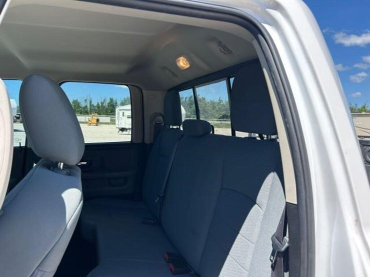 2019-ram-1500-slt-image-24