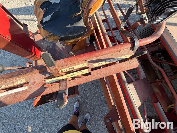 new-holland-1047-image-17