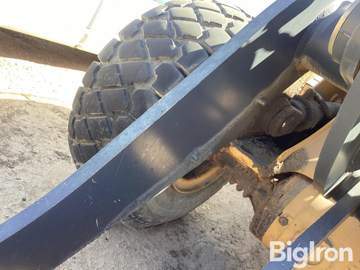 2012-deere-724k-image-18