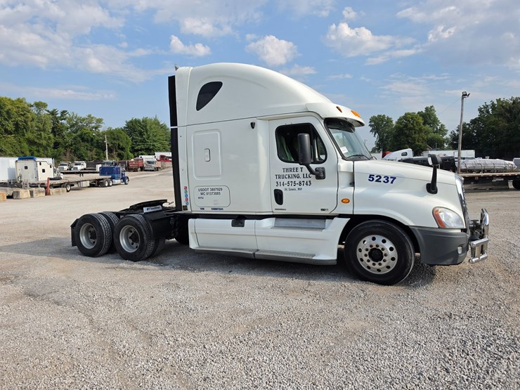 2012-freightliner-cascadia-125-image-18