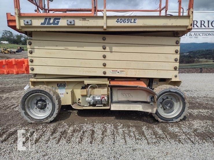 2010-jlg-4069le-image-7