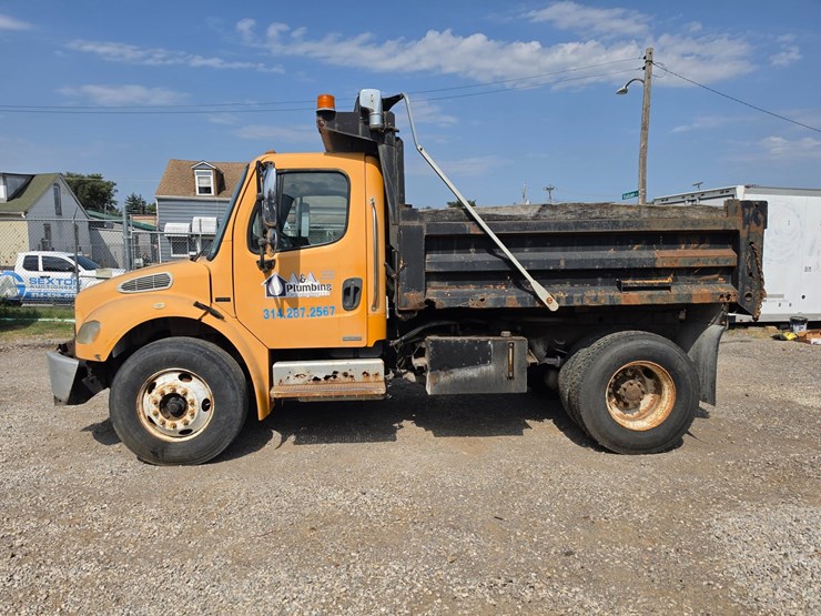 2005-freightliner-m2-106-image-4