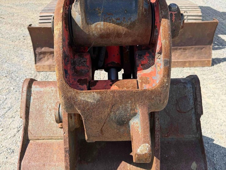 2011-deere-120d-image-12
