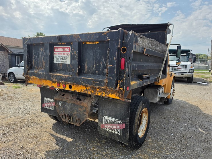 2005-freightliner-m2-106-image-9