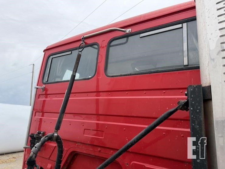 2000-freightliner-fl112-image-7