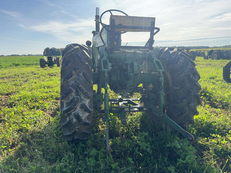 john-deere-320-image-4