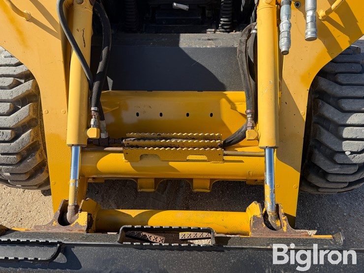 john-deere-325-image-10