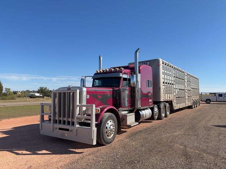 2022-peterbilt-389-image-1
