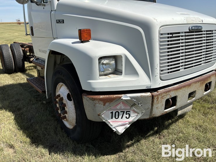 1999-freightliner-fl70-image-12