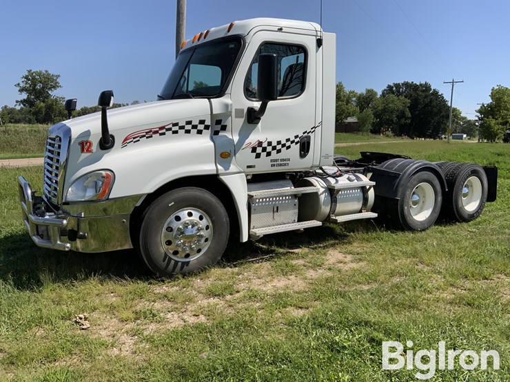 2012-freightliner-cascadia-125-image-1