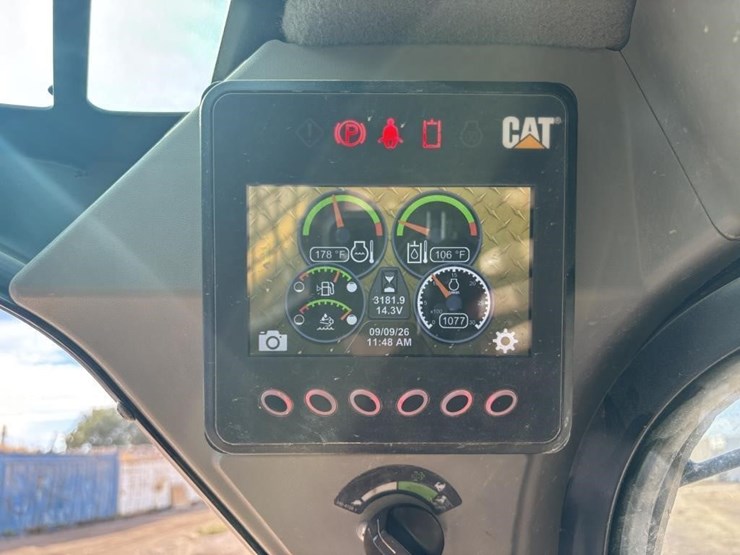 2021-caterpillar-299d3-image-35