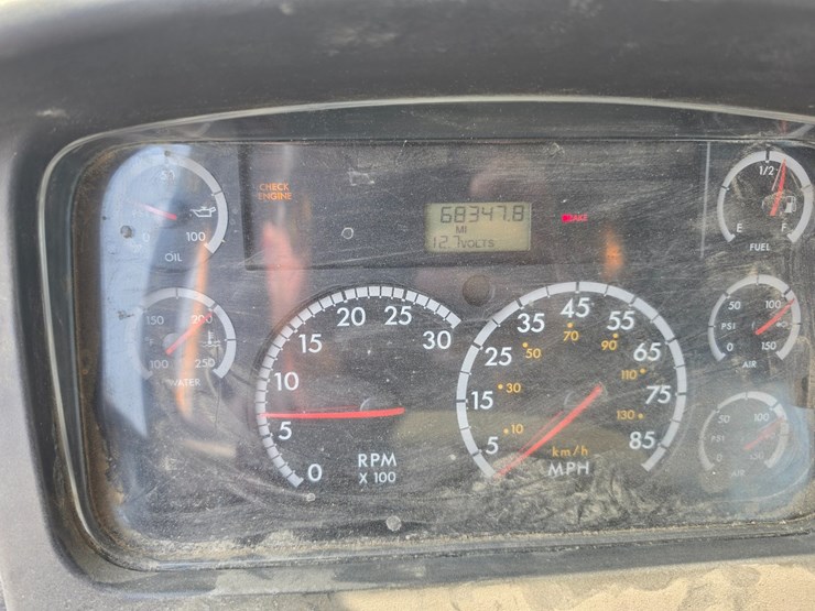 2005-freightliner-m2-106-image-79
