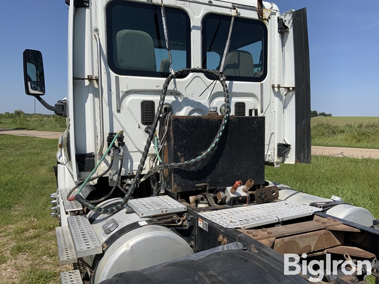 2012-freightliner-cascadia-125-image-15