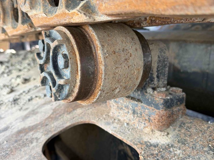 2011-deere-120d-image-14