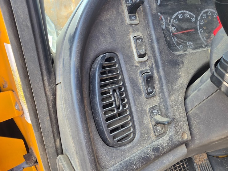 2005-freightliner-m2-106-image-82