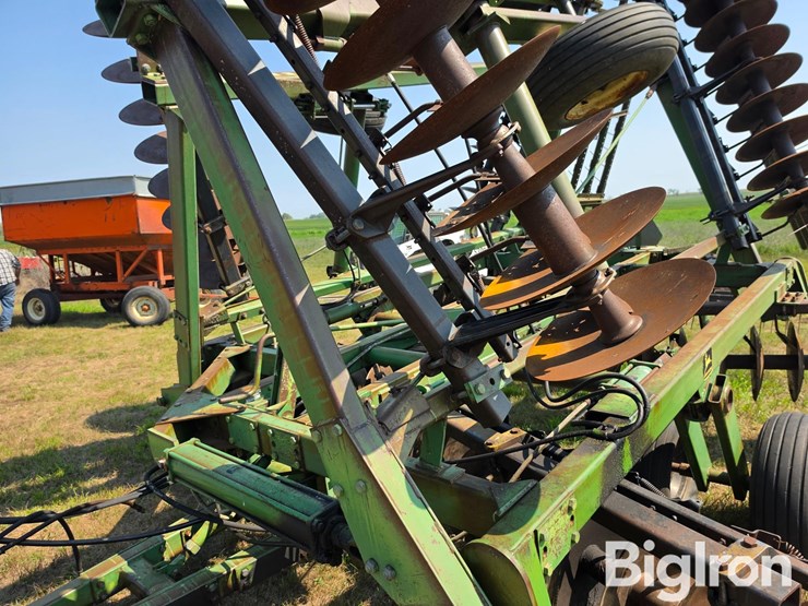 john-deere-235-image-13