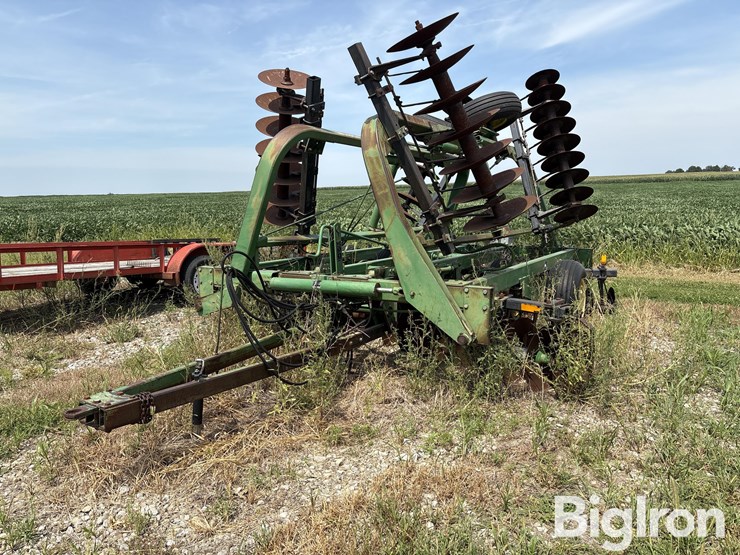 john-deere-235-image-1