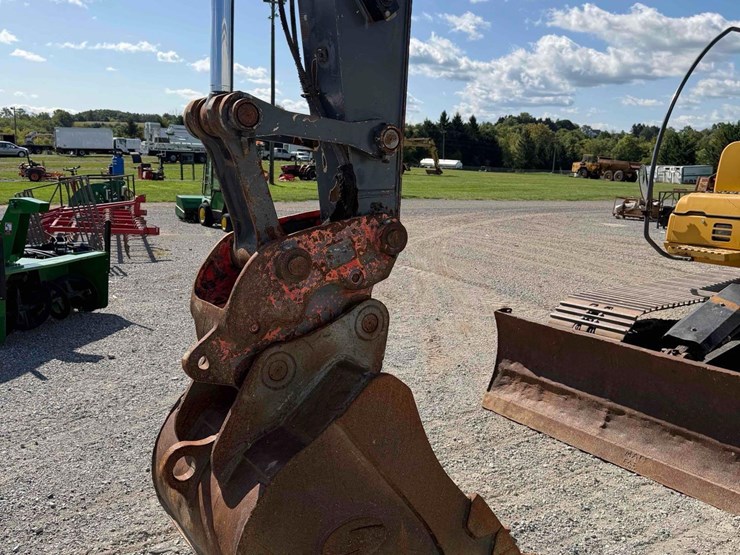2011-deere-120d-image-11
