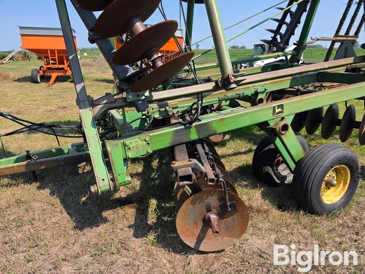 john-deere-235-image-9