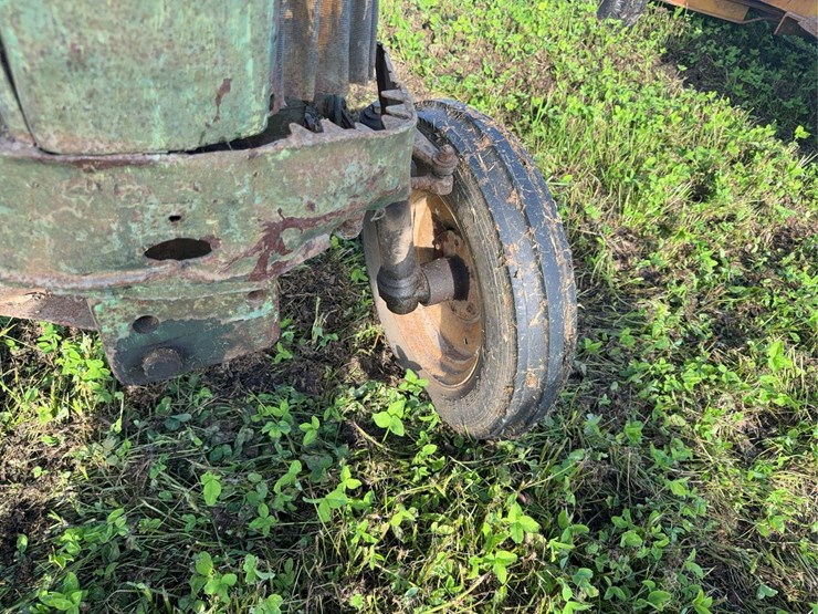 john-deere-330-image-8
