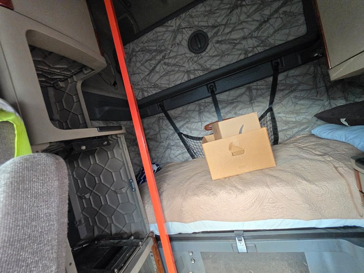 2012-freightliner-cascadia-125-image-71