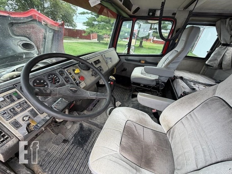 2000-freightliner-fl112-image-14