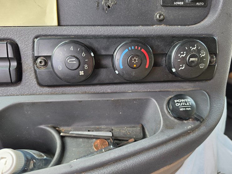 2012-freightliner-cascadia-125-image-57
