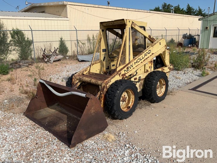 new-holland-l779-image-1