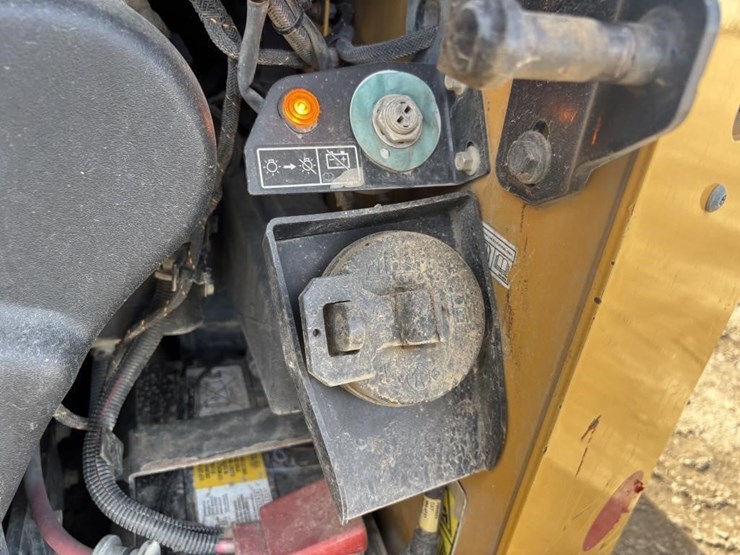 2021-caterpillar-299d3-image-47