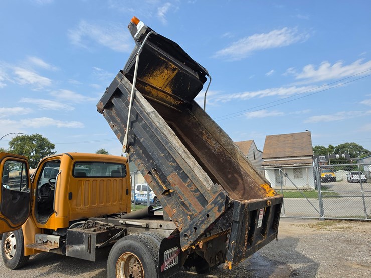 2005-freightliner-m2-106-image-16