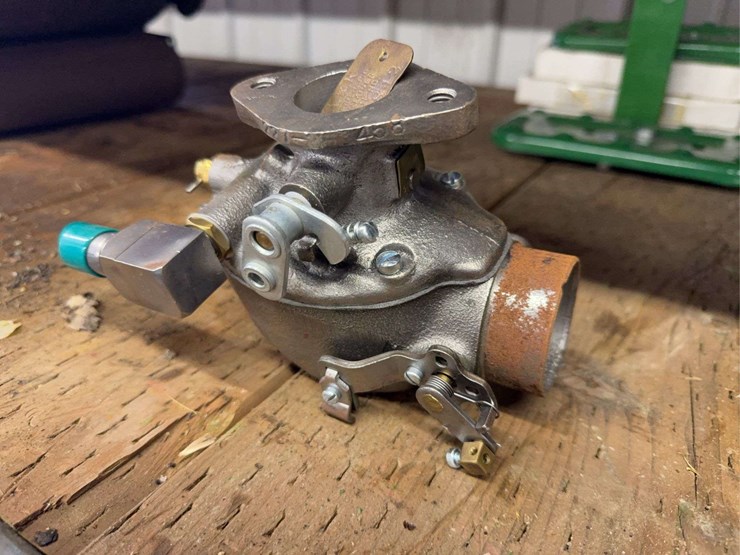 john-deere-dubuque-carburetor-image-1