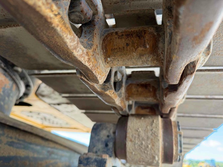 2011-deere-120d-image-16