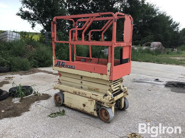 2002-jlg-1932e2-image-1