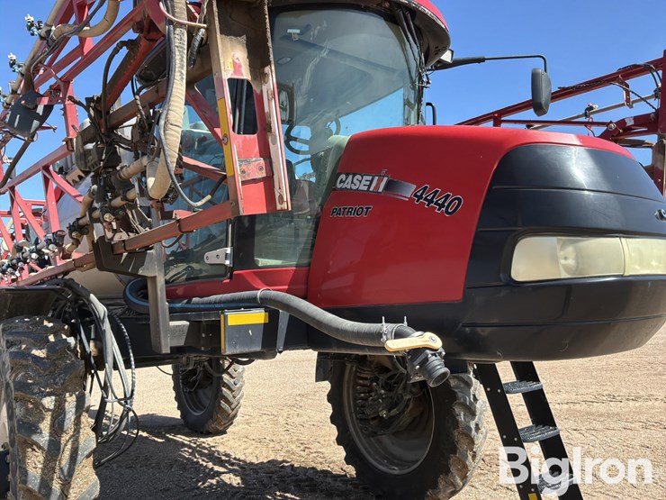 2015-case-ih-patriot-4440-image-13