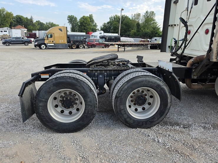2012-freightliner-cascadia-125-image-80