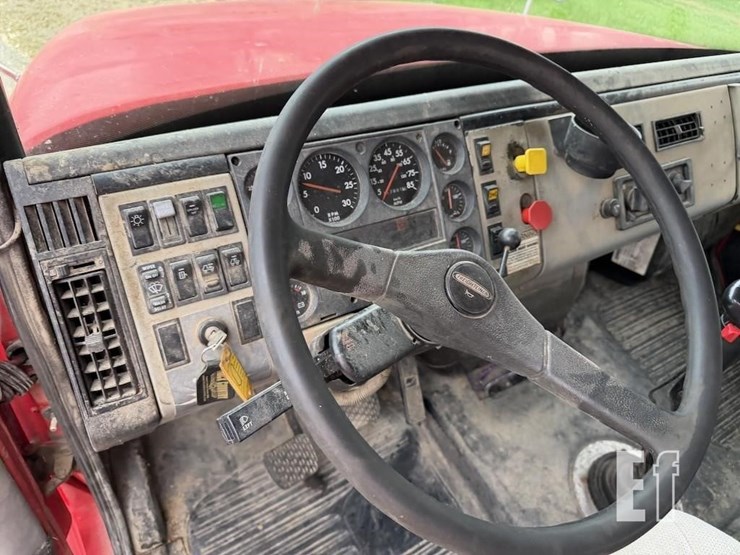2000-freightliner-fl112-image-17