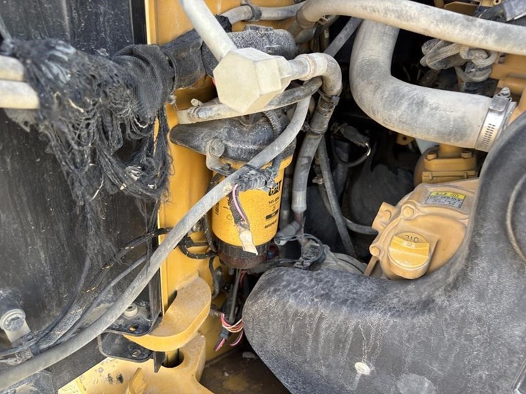 2021-caterpillar-299d3-image-41