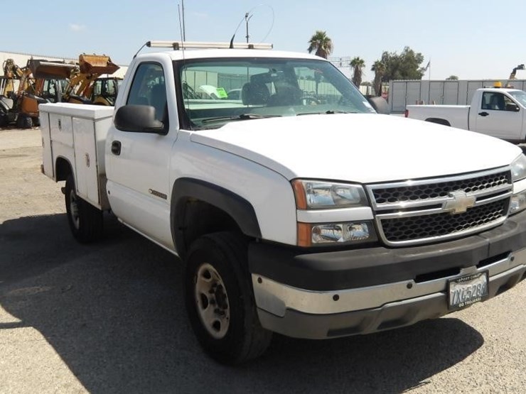 2005-chevrolet-silverado-2500-image-2