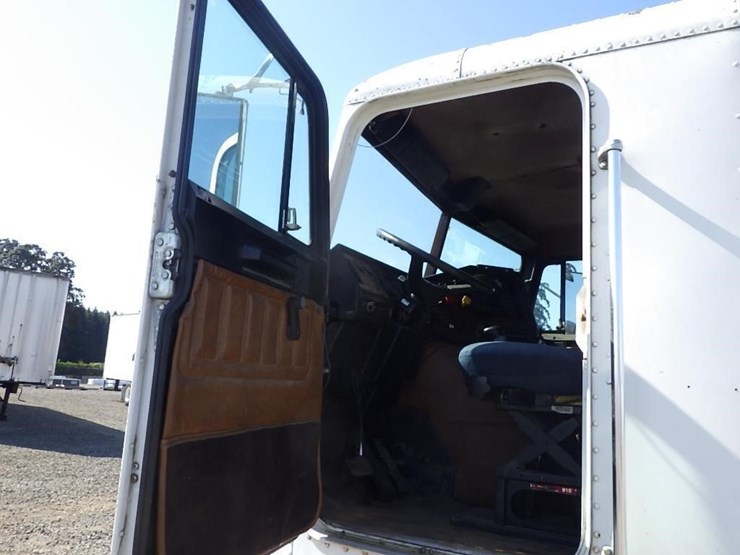 1995-freightliner-flb-t/a-truck-tractor-image-31