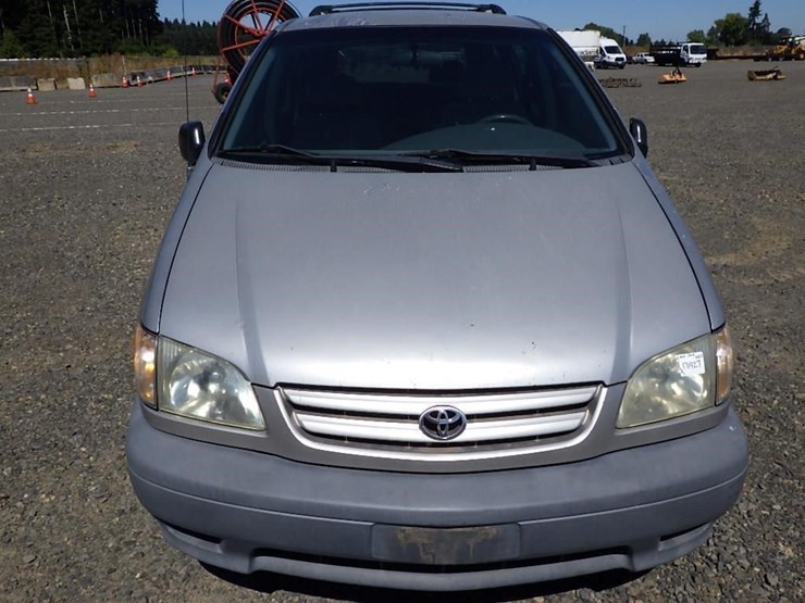 2002-toyota-sienna-image-8