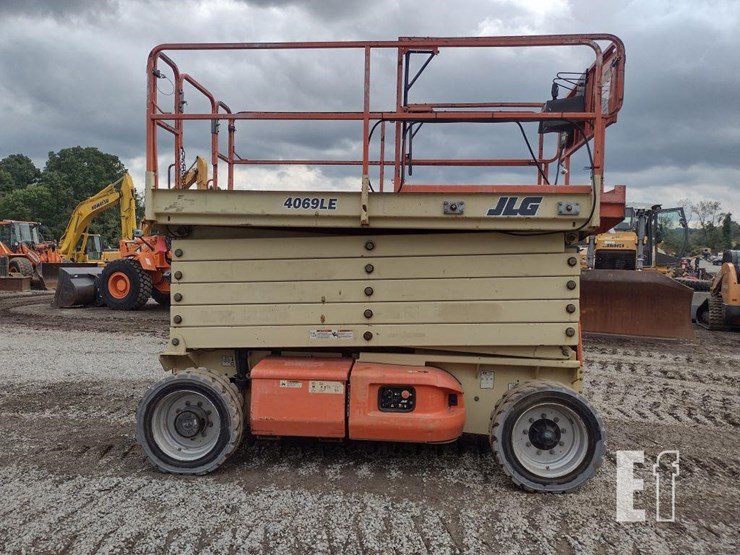 2010-jlg-4069le-image-3