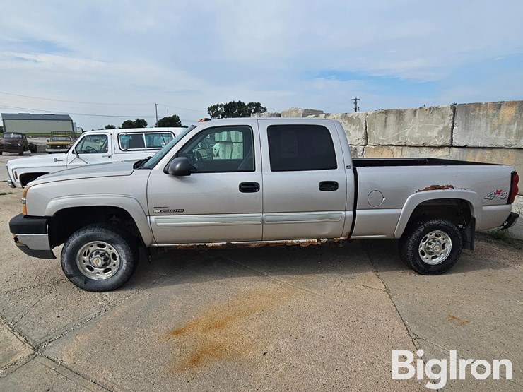 2004-chevrolet-silverado-2500-image-8